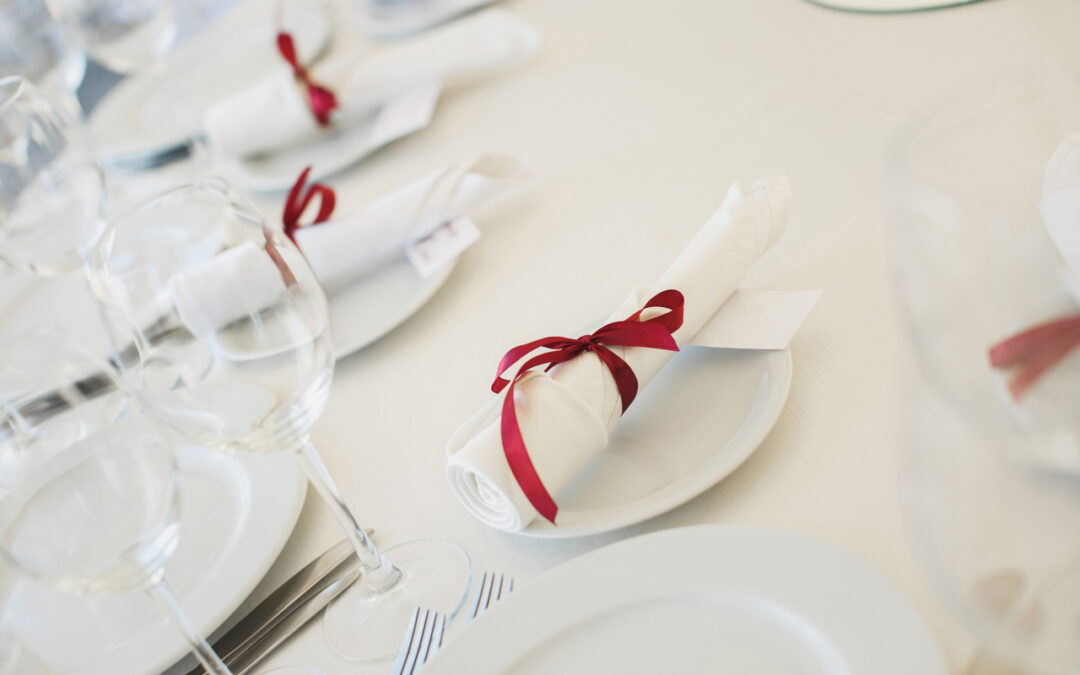 Dekoracja sali na uroczystość narodową – jak połączyć barwy flagi z estetyką gastronomiczną?